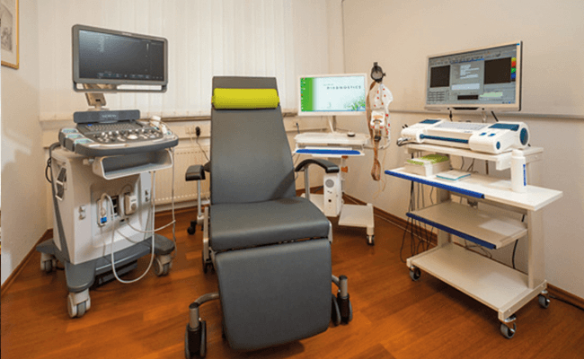 Blick in das EEG-Ultraschall Behandlungszimmer zur neurologischen Untersuchung