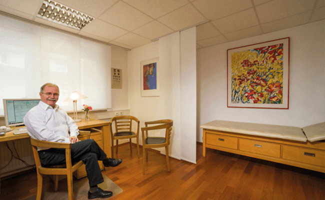 Blick in das Arztzimmer des Neurologen Dr. med. Lienhard Dieterle