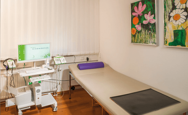 Blick in den Behandlungsraum Neurophysiologie der neurologischen Praxis "Neurozentrum Ravensburg"